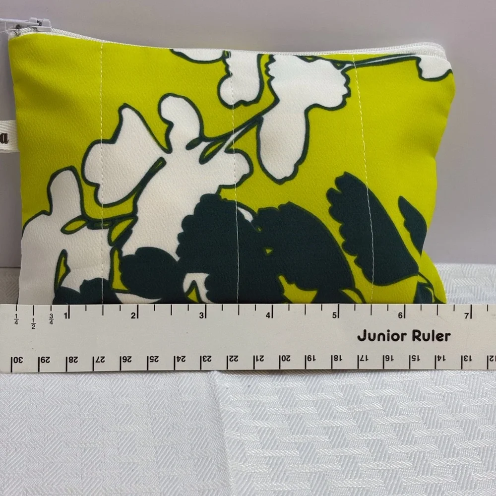 Manuheali’i like an avocado/chartreuse green color & navy wallet/wristlet